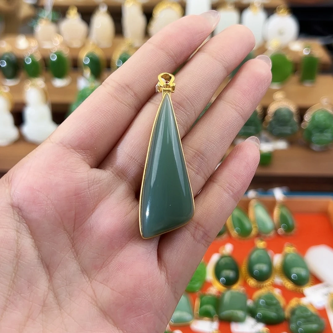 吊坠(不含链)18K金镶嵌和田玉粉青随形高45mm