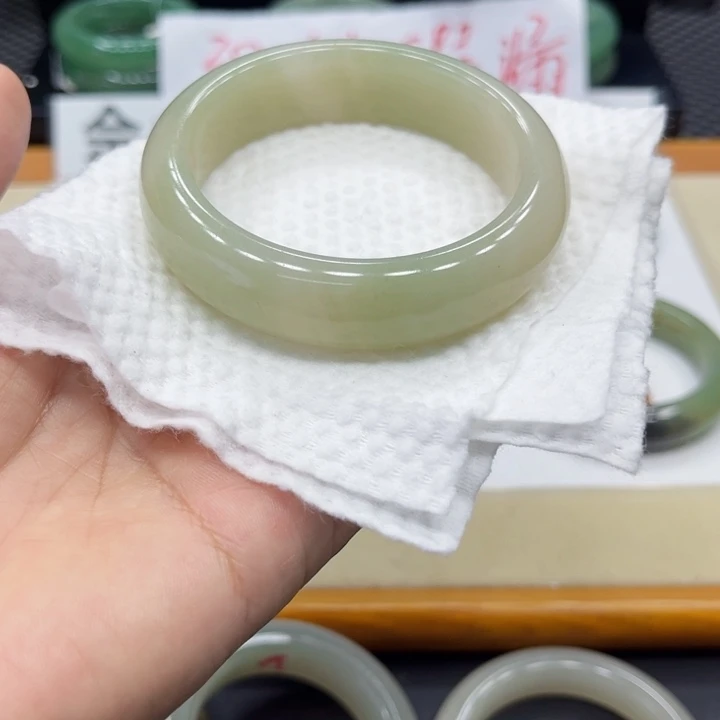 石英质玉手镯未镶嵌微**?