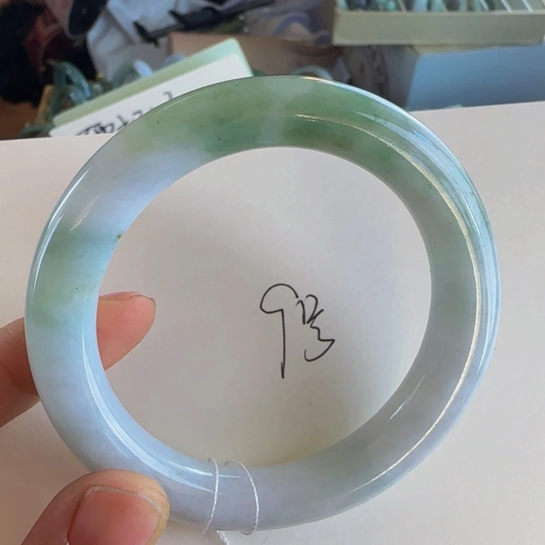 翡翠手镯未镶嵌老坑56圈色线没有影响不退