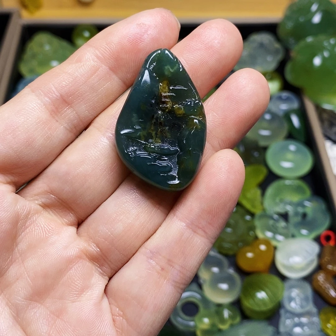 蛇纹石玉未镶嵌颈饰