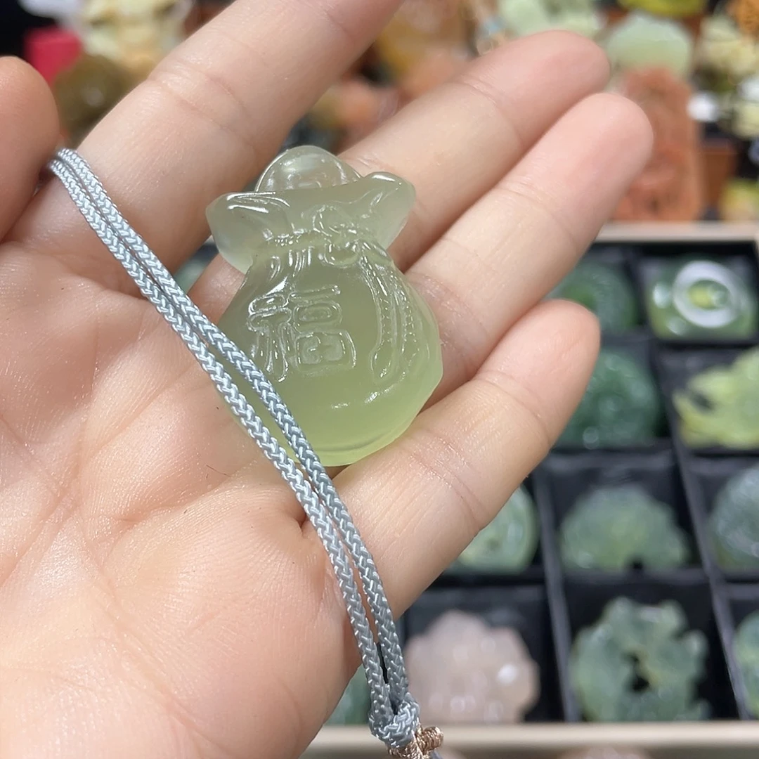 蛇纹石玉颈饰未镶嵌