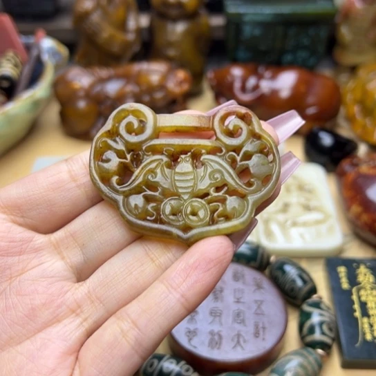蛇纹石玉未镶嵌颈饰