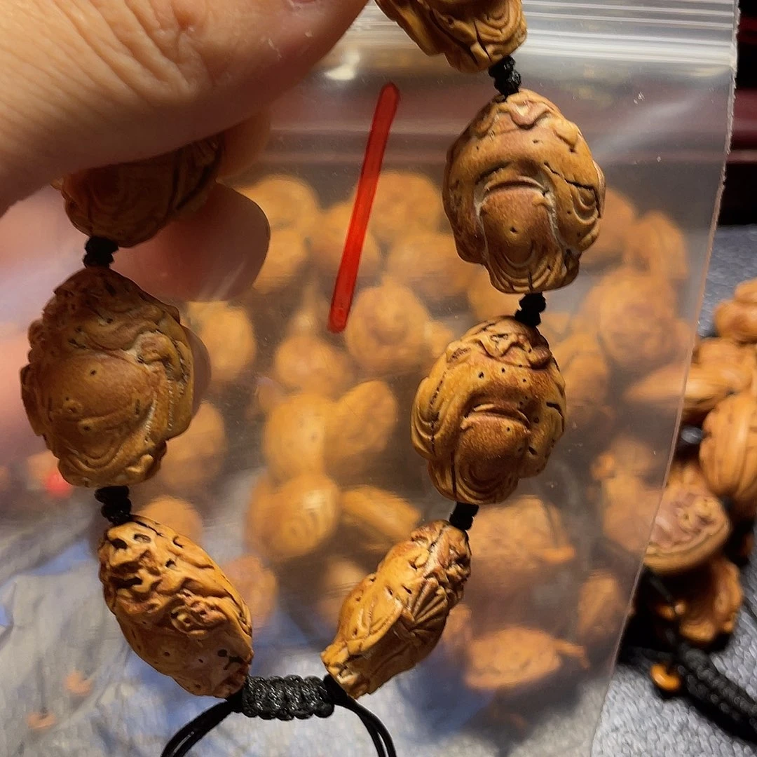 大桃核雕刻瑕疵钟馗