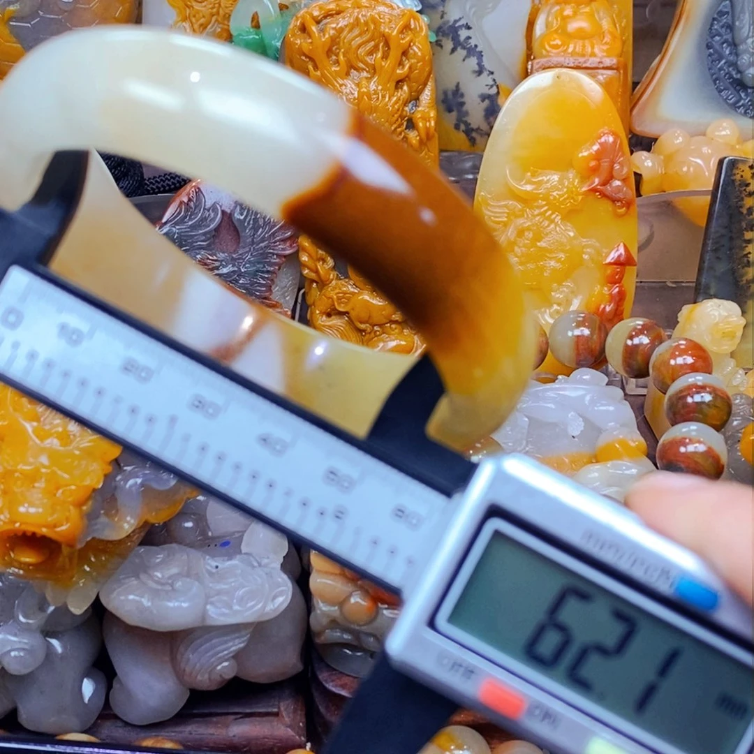 未镶嵌石英质玉（黄龙玉）颈饰