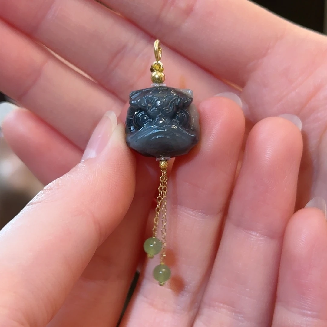 和田玉18K金镶嵌颈饰青花黑白半山半水醒狮