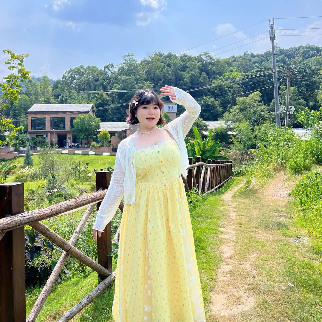 别叫醒我微胖法式甜美碎花吊带连衣裙女夏季新款收腰显瘦长裙