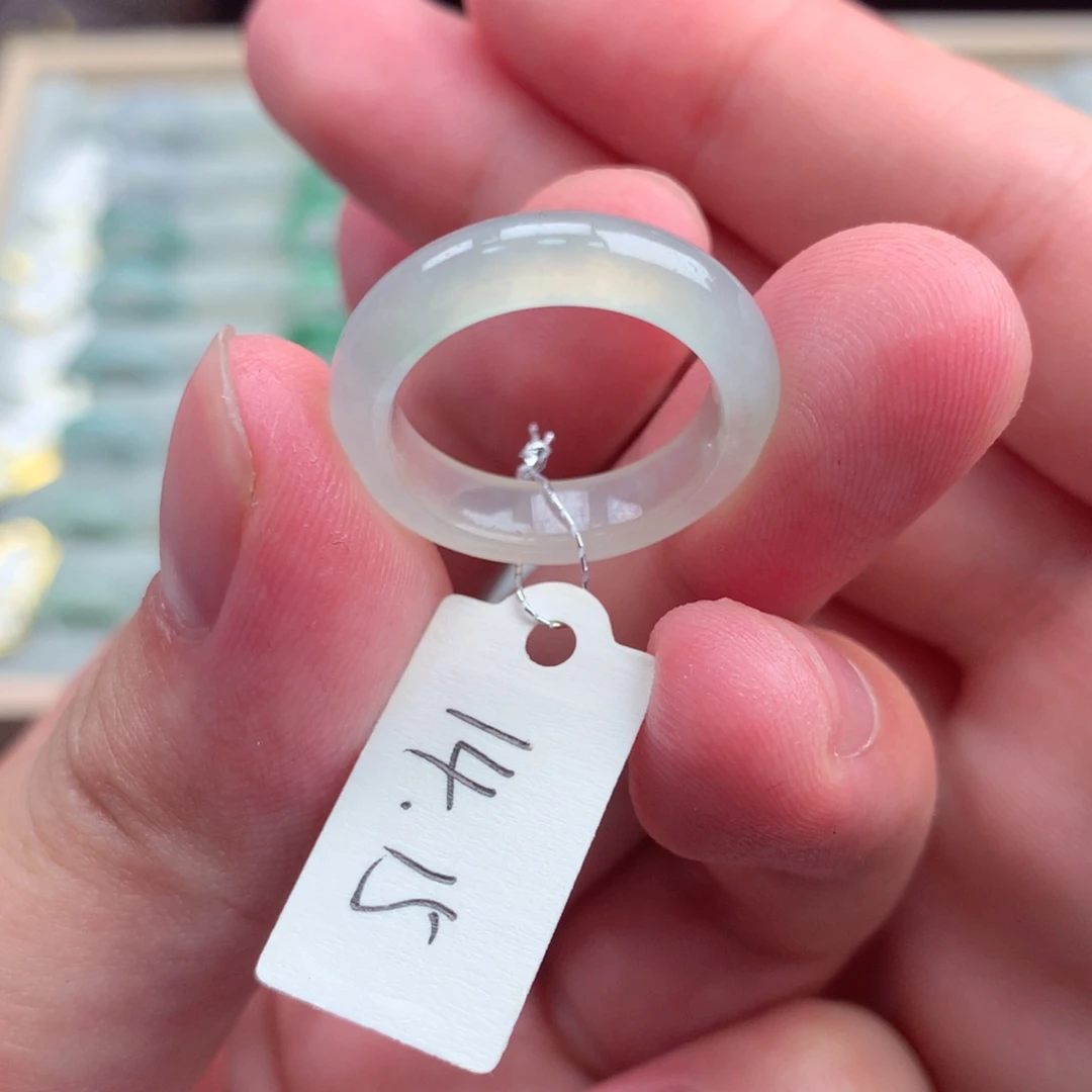 翡翠戒指未镶嵌是****呀天然