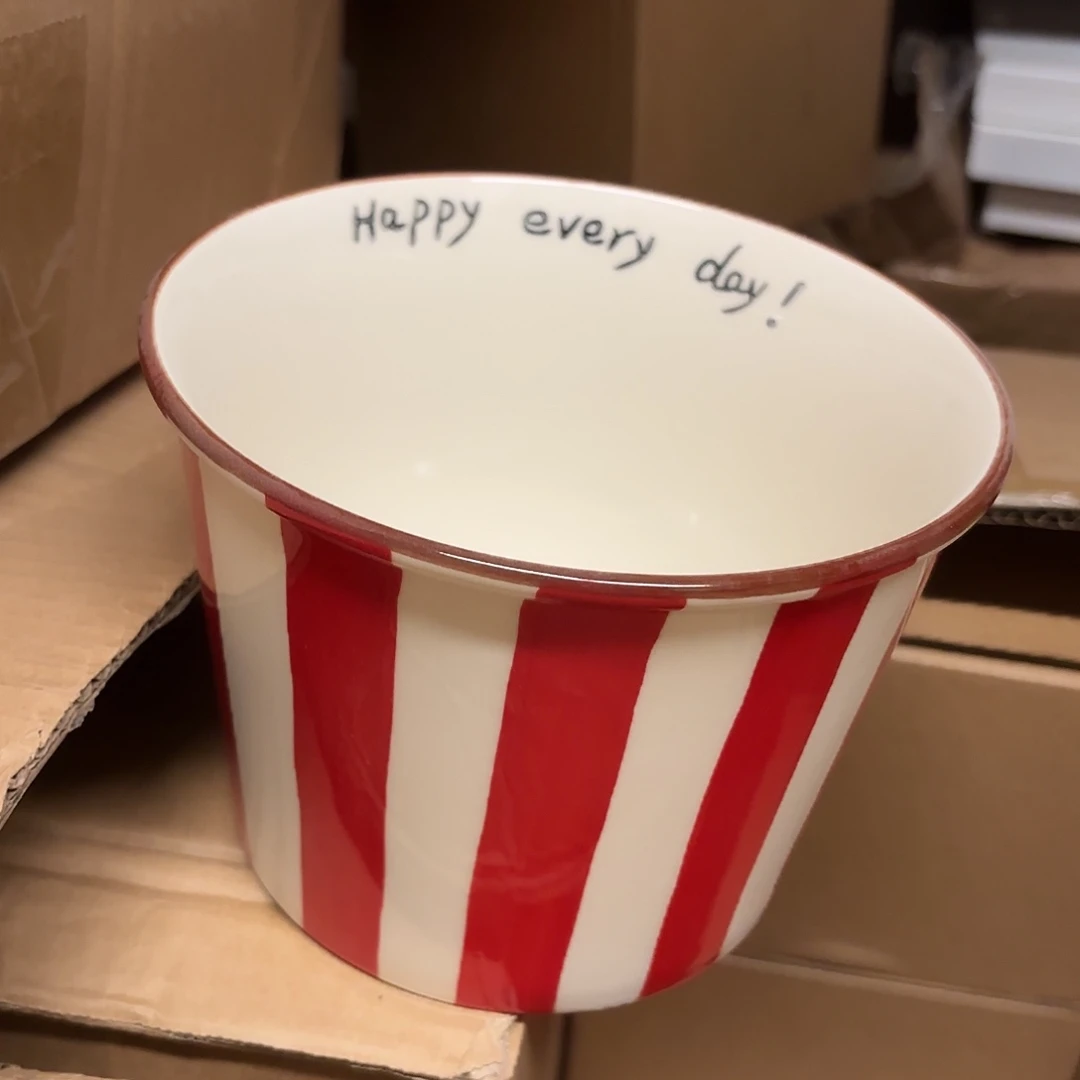 稻谷壳红白条纹薯条桶