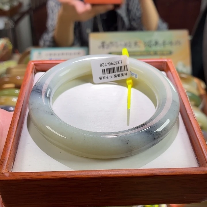 未镶嵌手镯和田玉24。 61