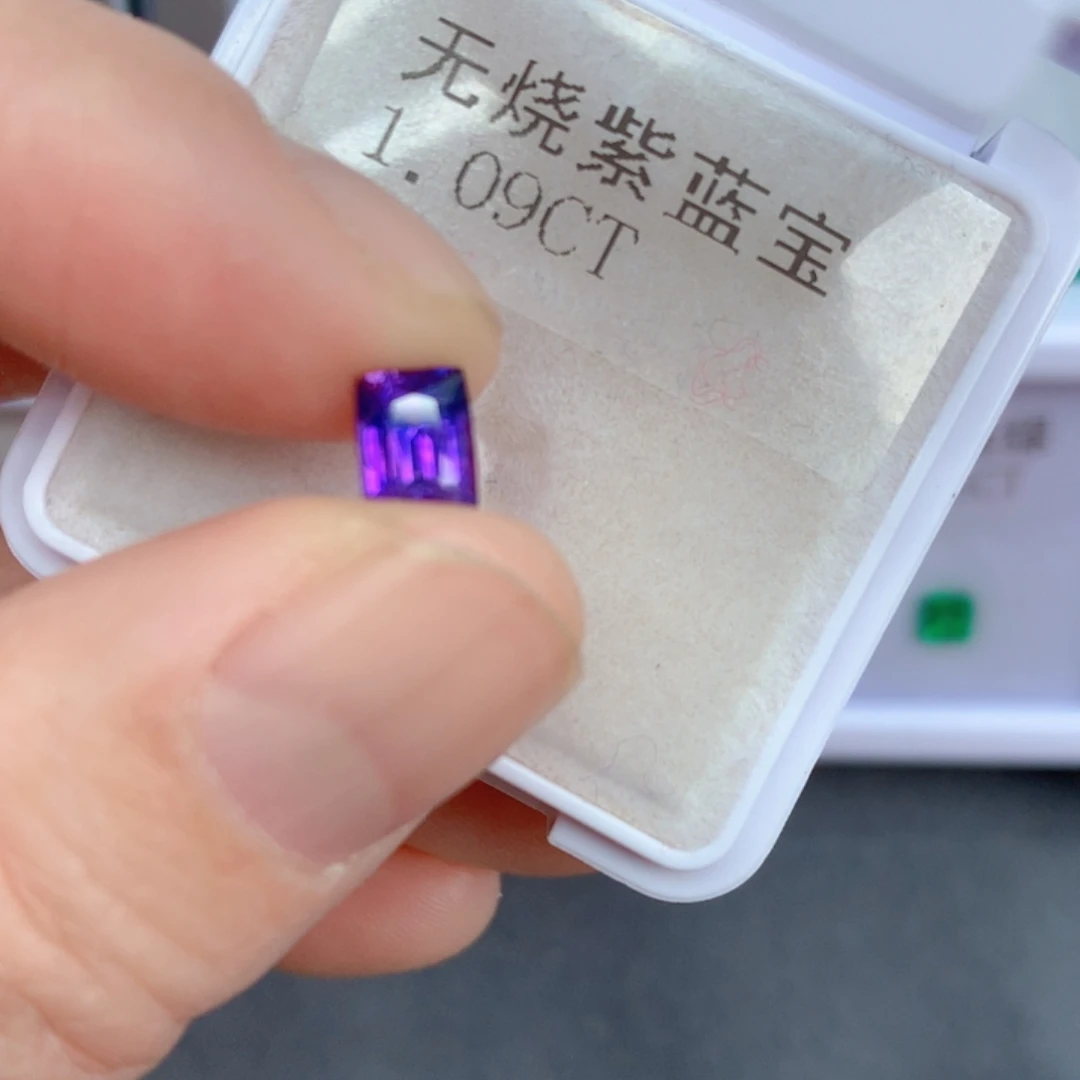 1.09克拉裸石彩色蓝宝石未镶嵌