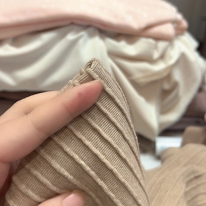 横条针织的打底衫