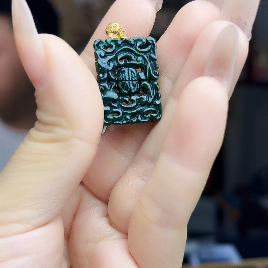 翡翠18K金镶嵌颈饰吊坠