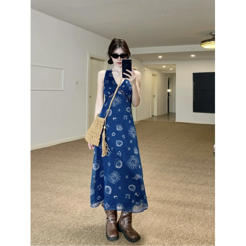 20252025新款女士法式复古V领背心连衣裙女夏季气质长裙收腰蓝色