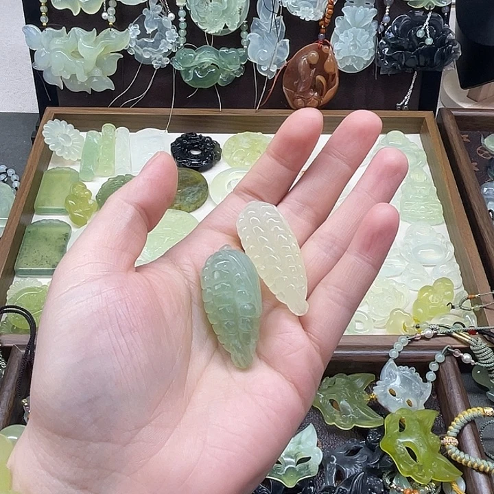 岫玉未镶嵌吊坠(赠链)