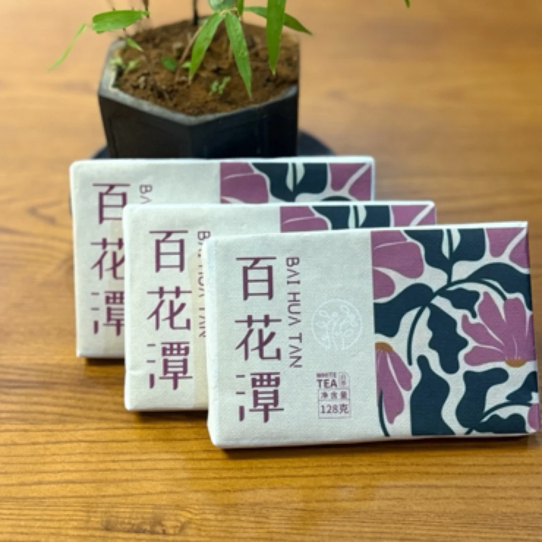 云南大叶种古树白茶2025年百花潭头春128克一砖