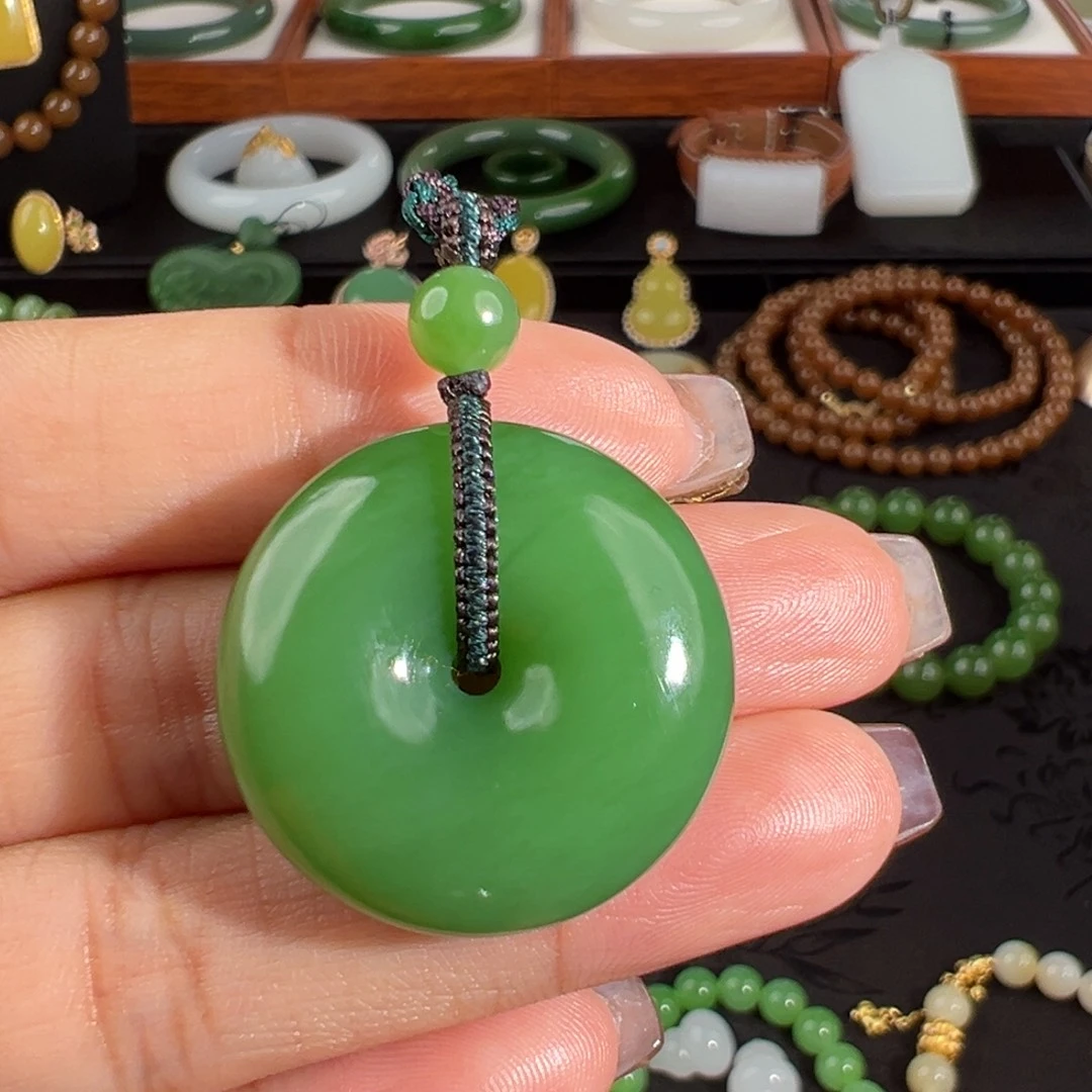 ****牛和田玉（碧玉）未镶嵌颈饰粉绿平安扣