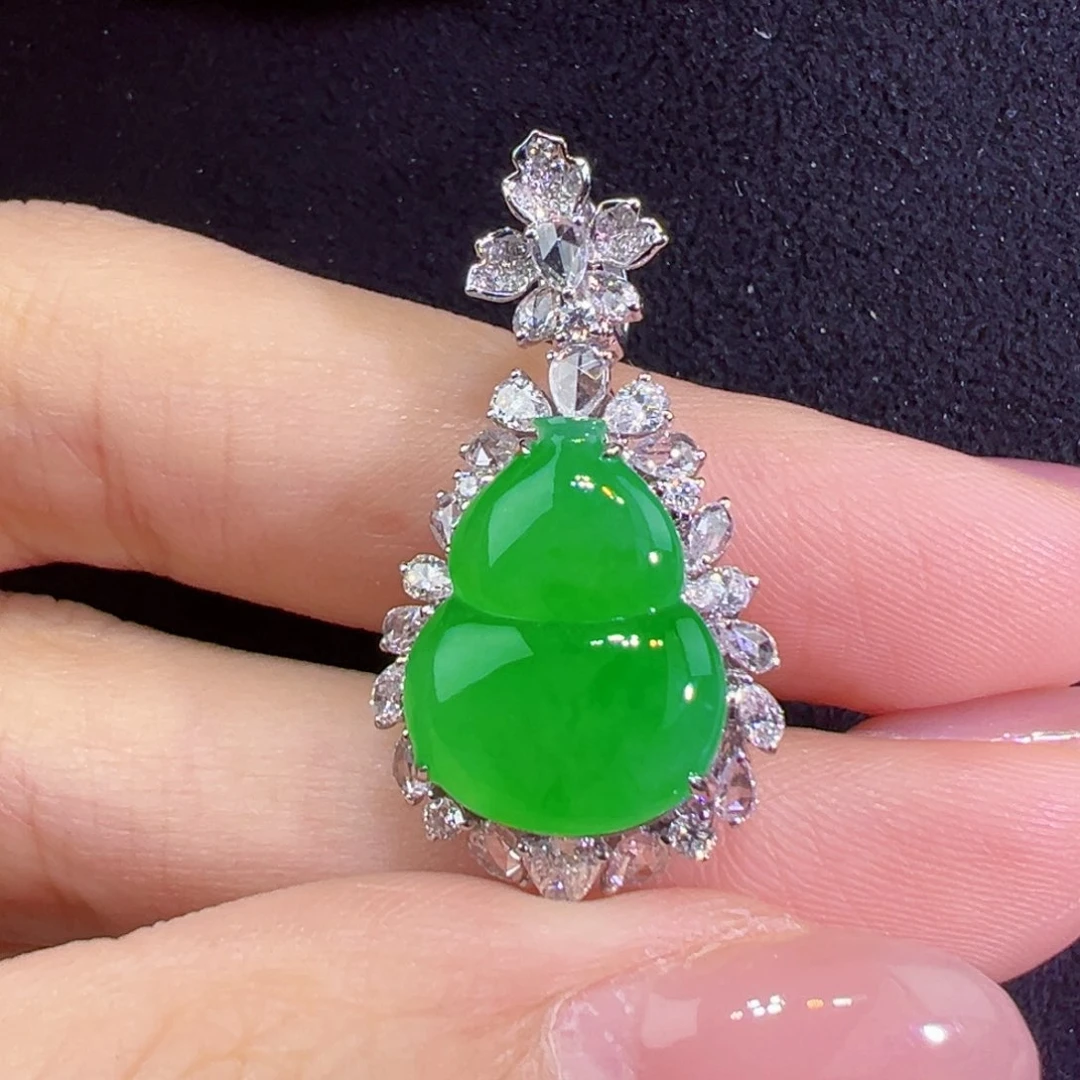 翡翠18K金镶嵌颈饰葫芦