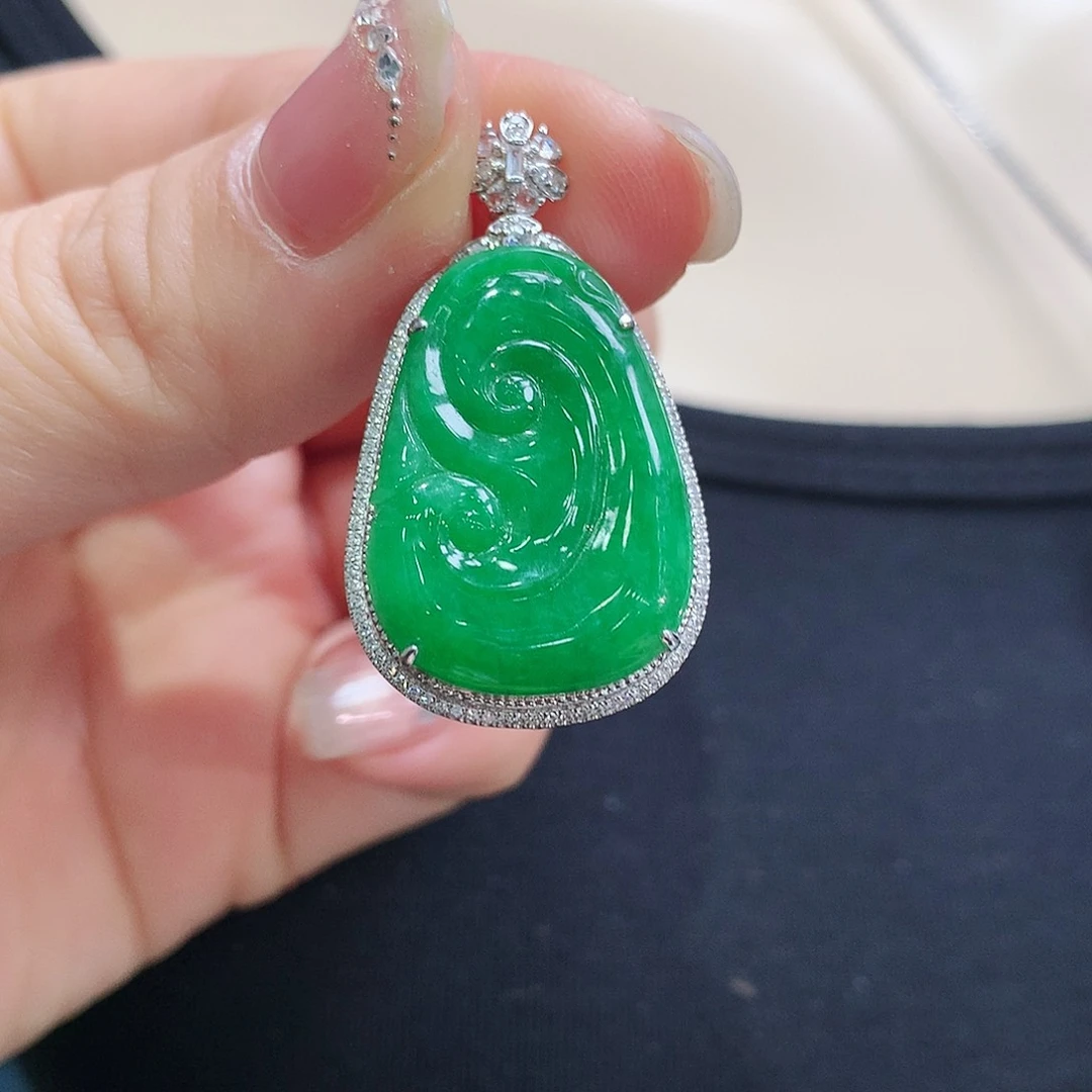 翡翠颈饰18K金镶嵌如意