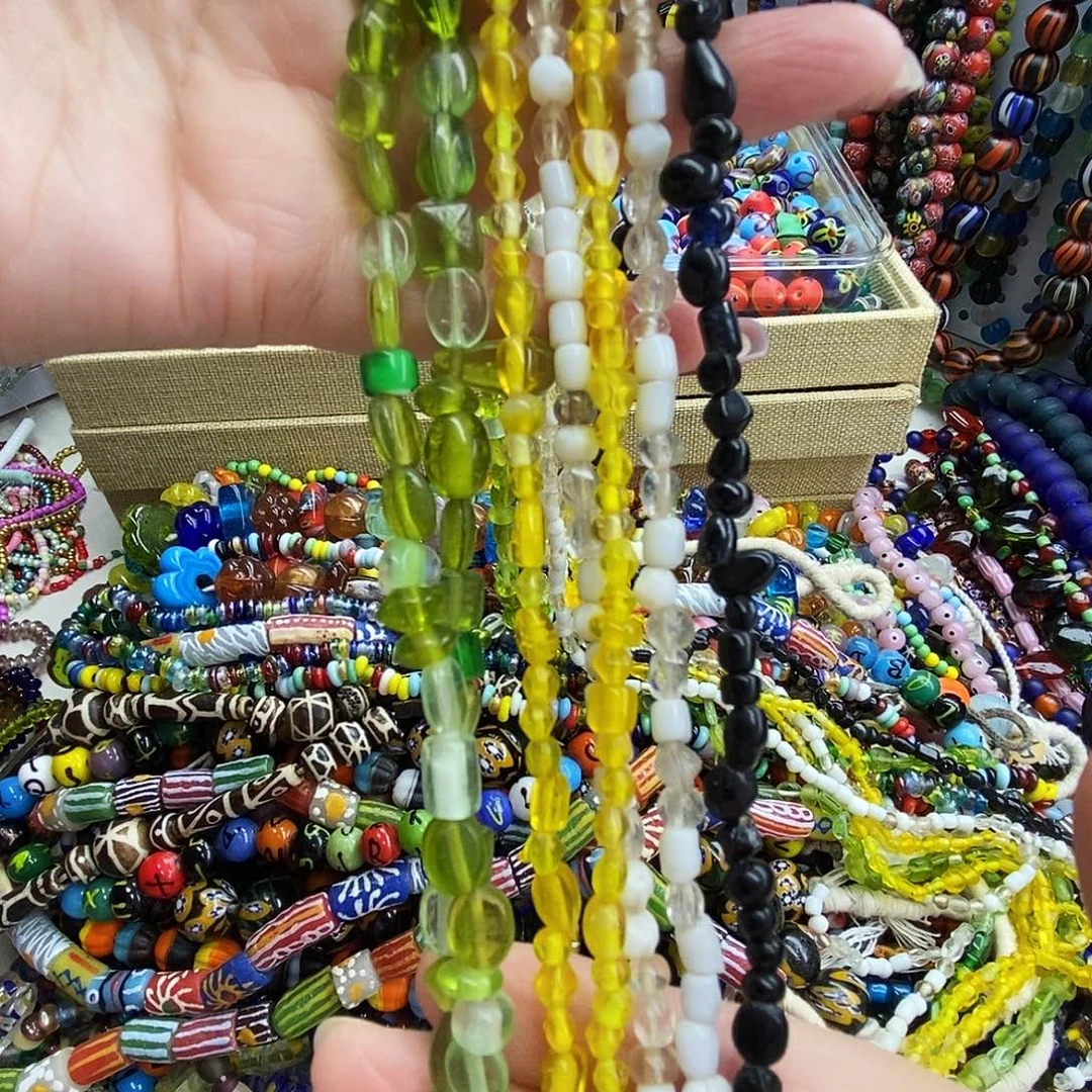 琉璃颈饰米珠一条，139