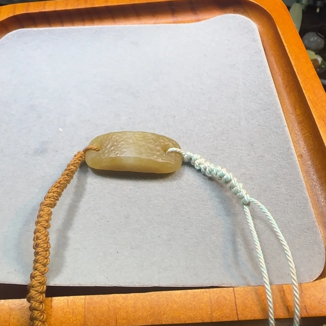 和田玉未镶嵌颈饰糖白手牌