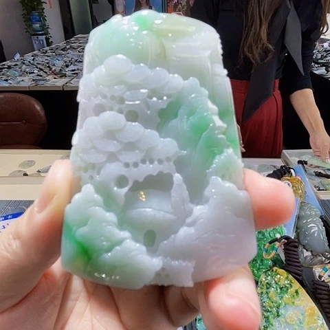 翡翠未镶嵌颈饰一个