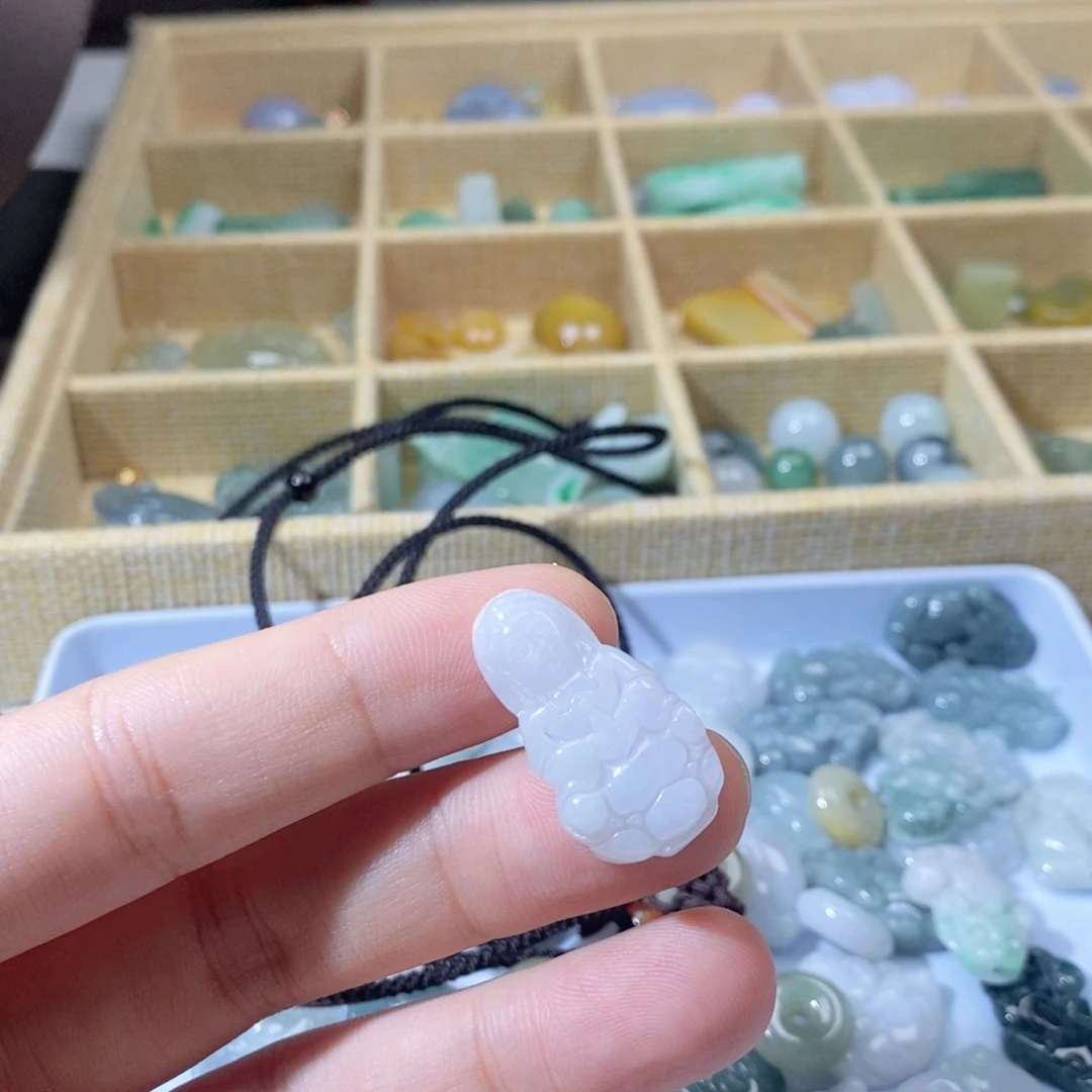 翡翠未镶嵌颈饰好