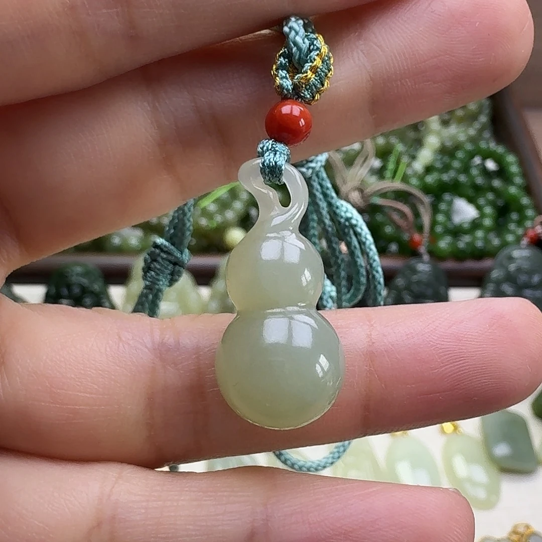 和田玉未镶嵌颈饰吊坠