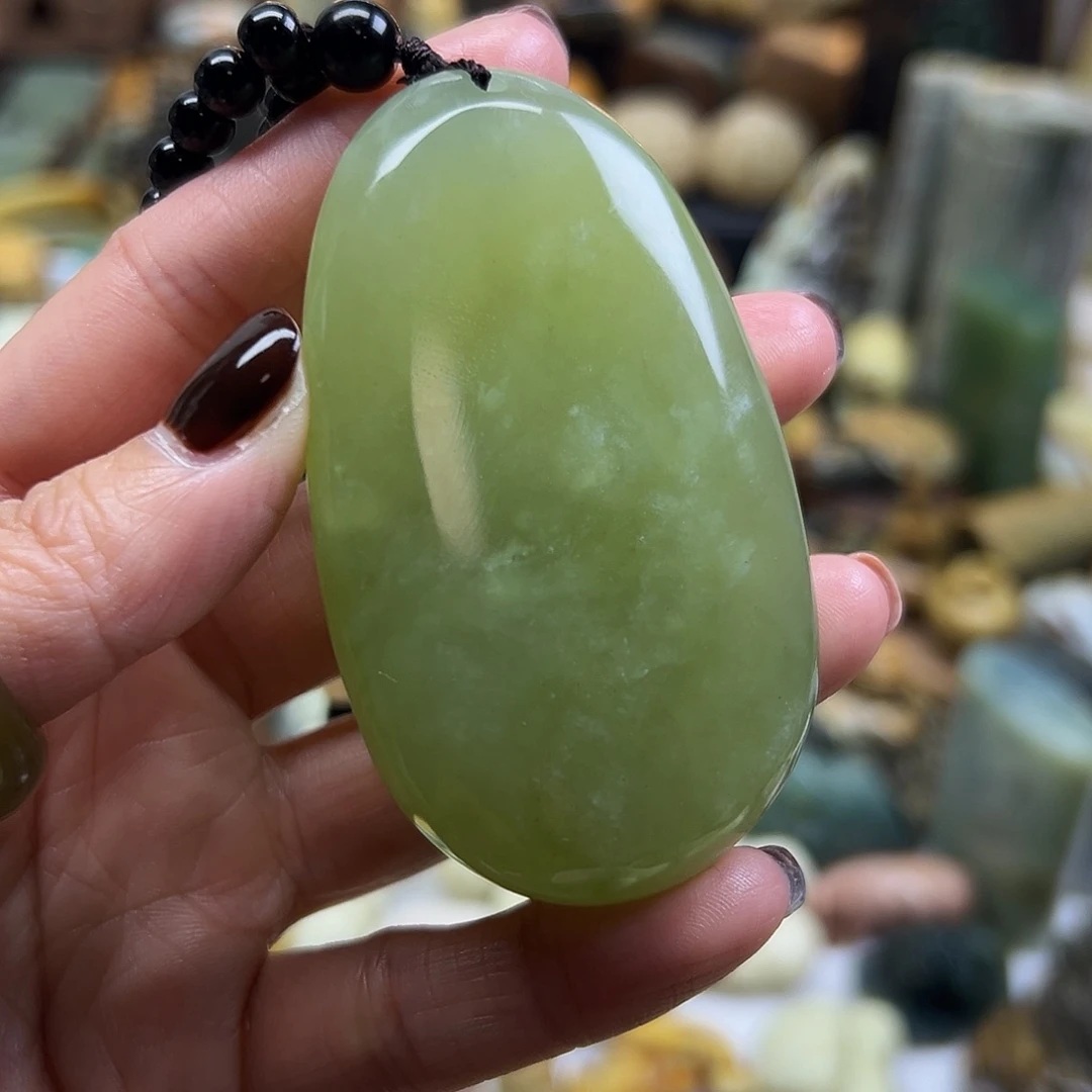 岫玉未镶嵌颈饰岫玉青提手玩