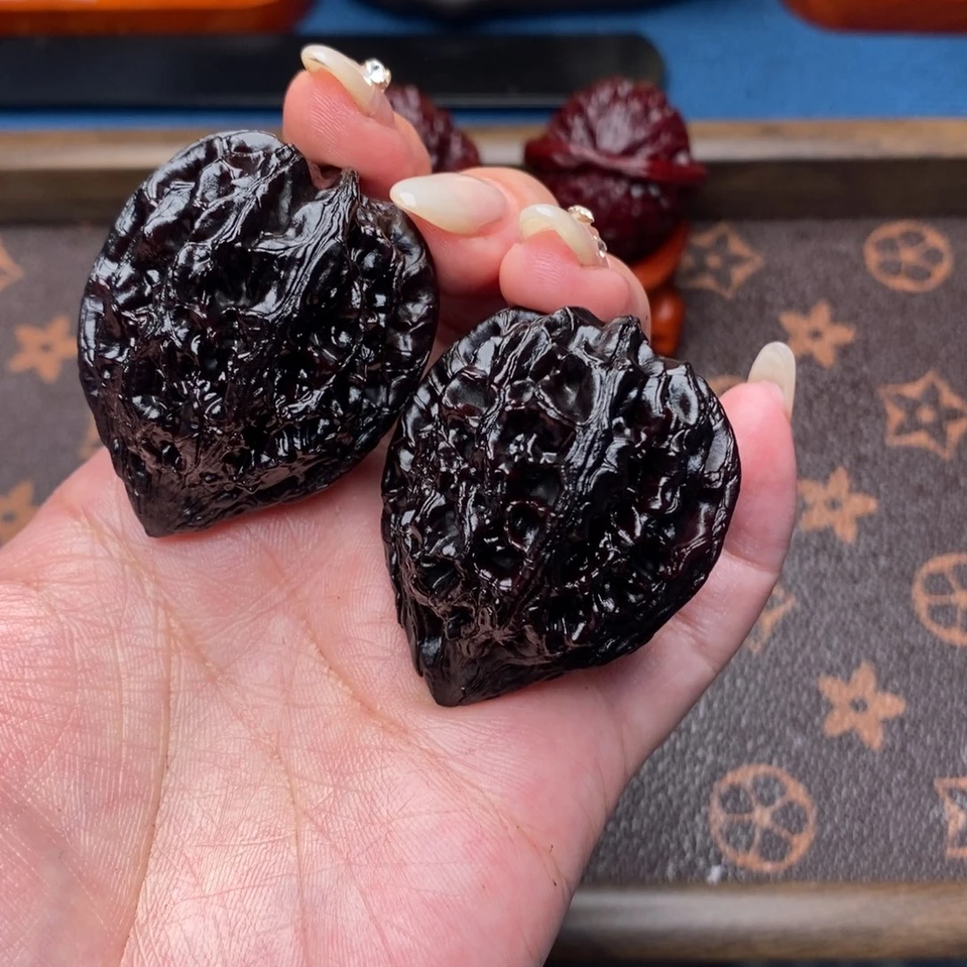 文玩核桃吊坠梨木台