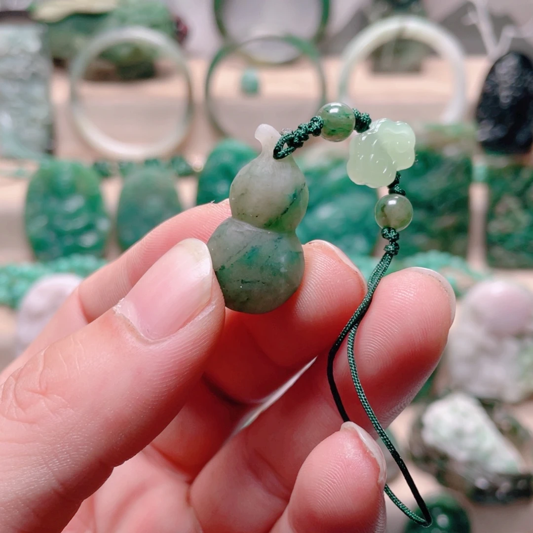 独山玉未镶嵌颈饰