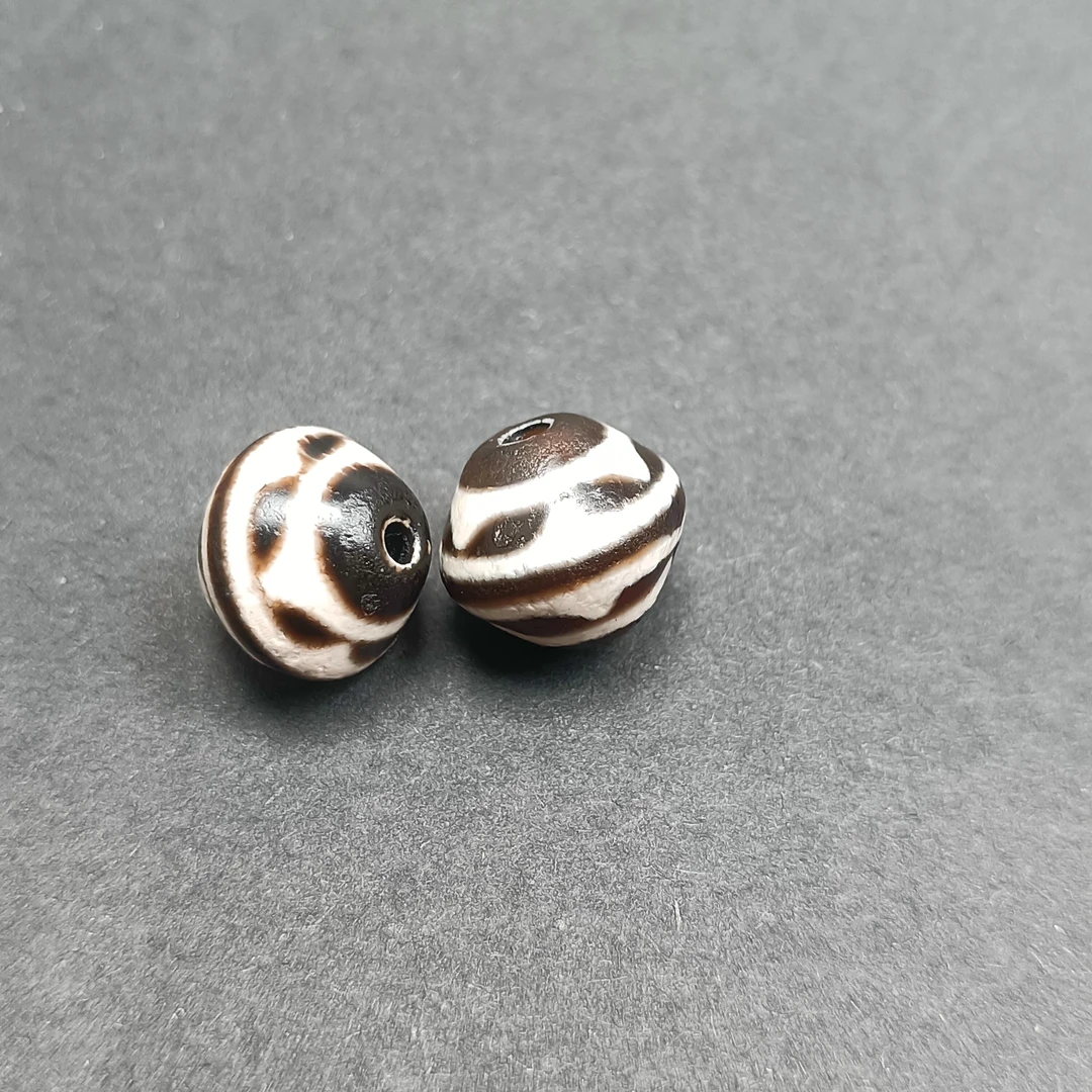 玛瑙吊坠，黑白天珠牙牙尺寸宽13mm长11.5mm一对