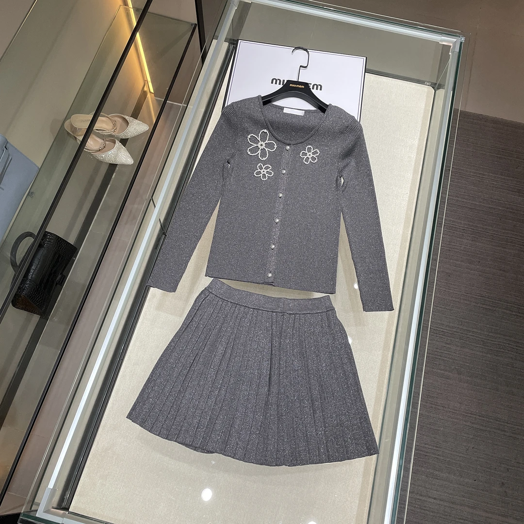 2025女装韩系风针织套装V领花朵刺绣开衫+百褶裙DY4956
