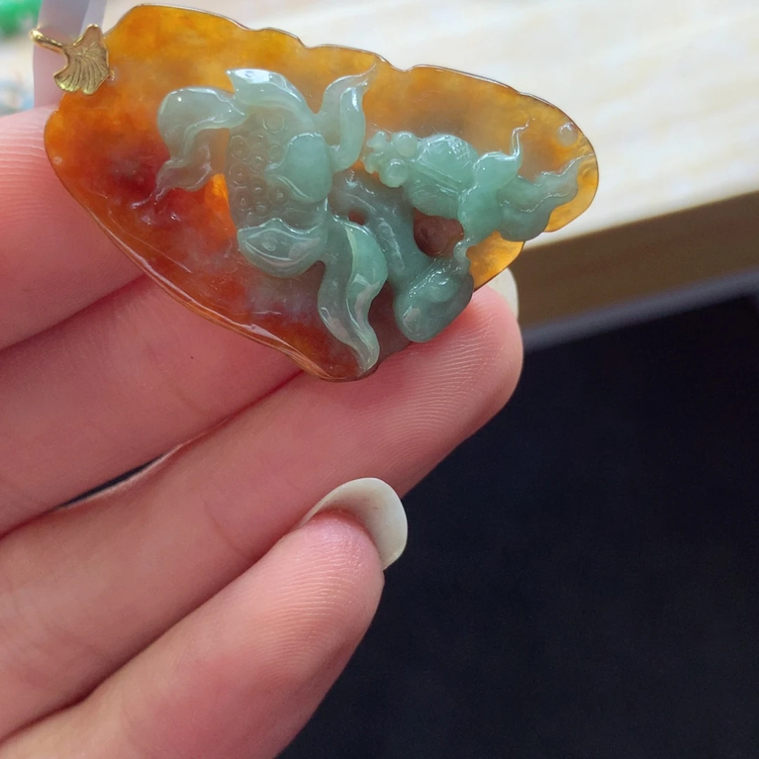 翡翠18K金镶嵌颈饰吊坠