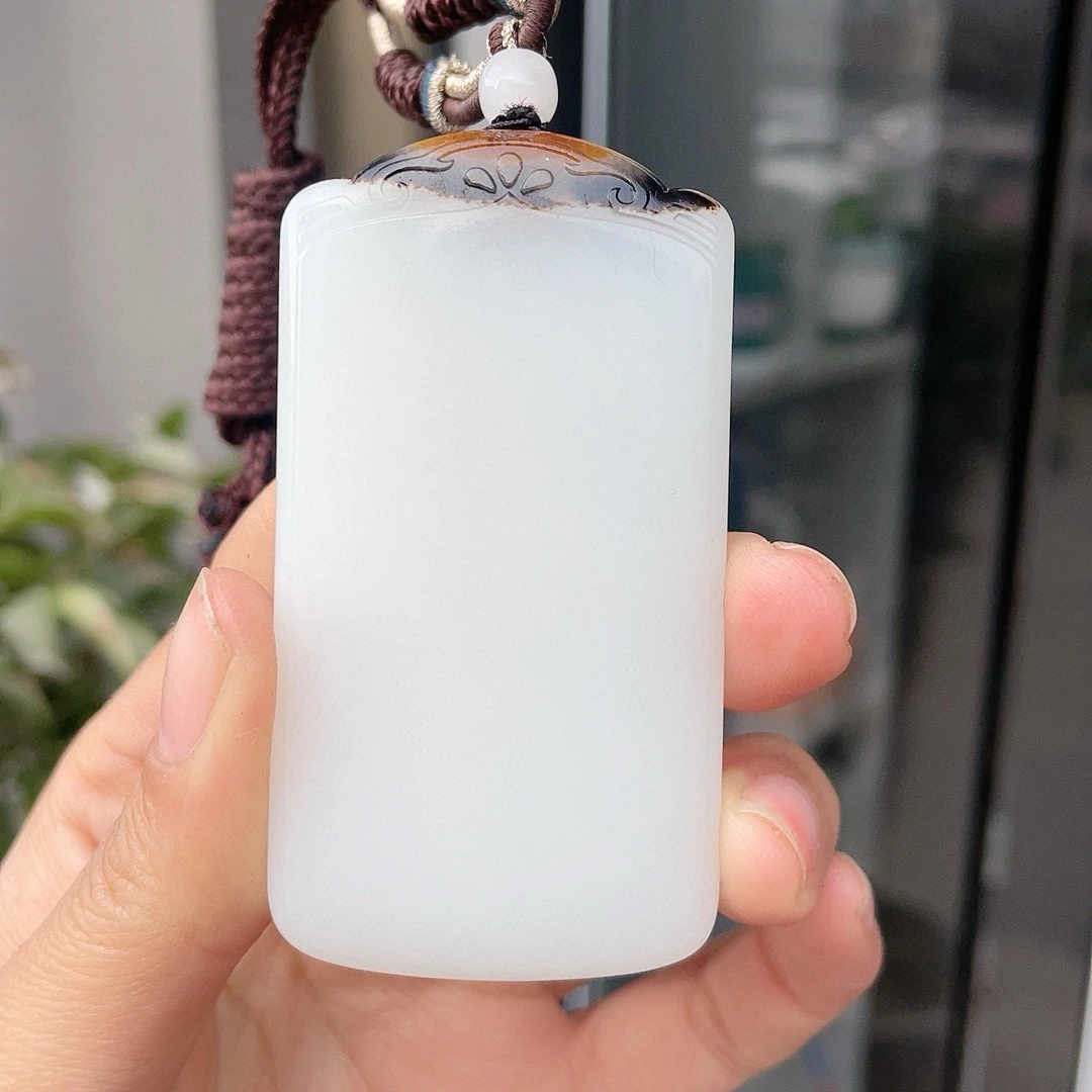 269282玉美人小程俄罗斯和田玉黑皮黄油皮白肉三色平安牌挂件