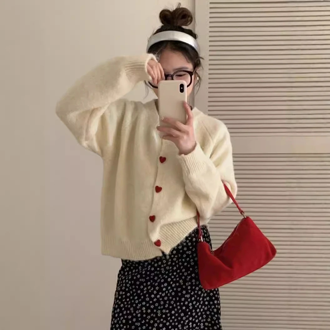 慵懒风爱心包扣设计针织毛衣女2024秋季新款温柔软糯减龄开衫外套