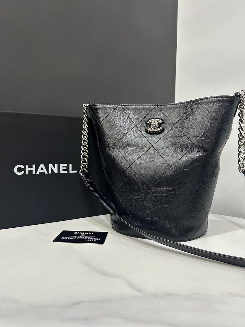 95新 Chanel/香奈儿 黑银油蜡水桶包26开卡18cm/JJ5030902
