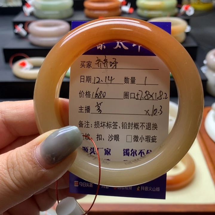 未镶嵌手镯石英岩玉齐****?