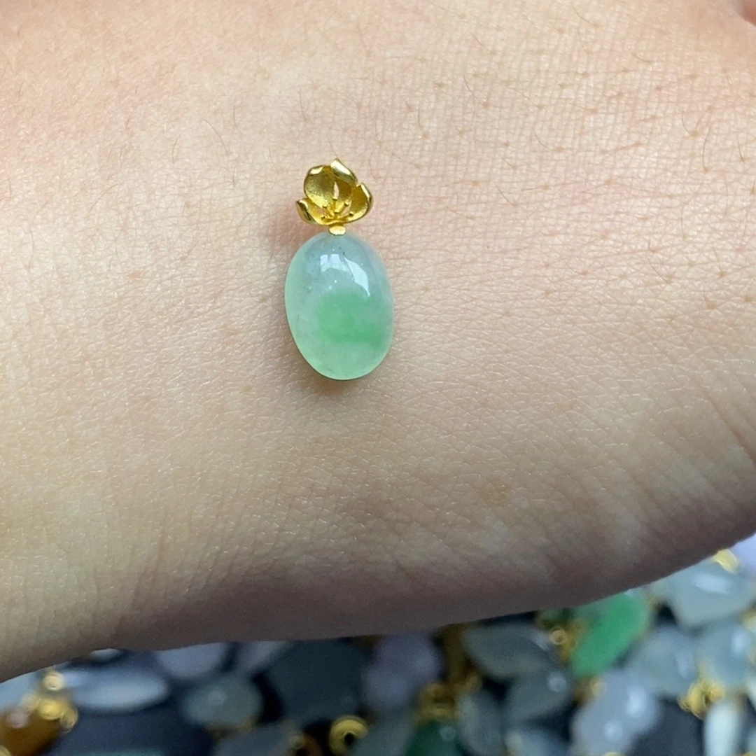 翡翠18K金镶嵌颈饰蛋面