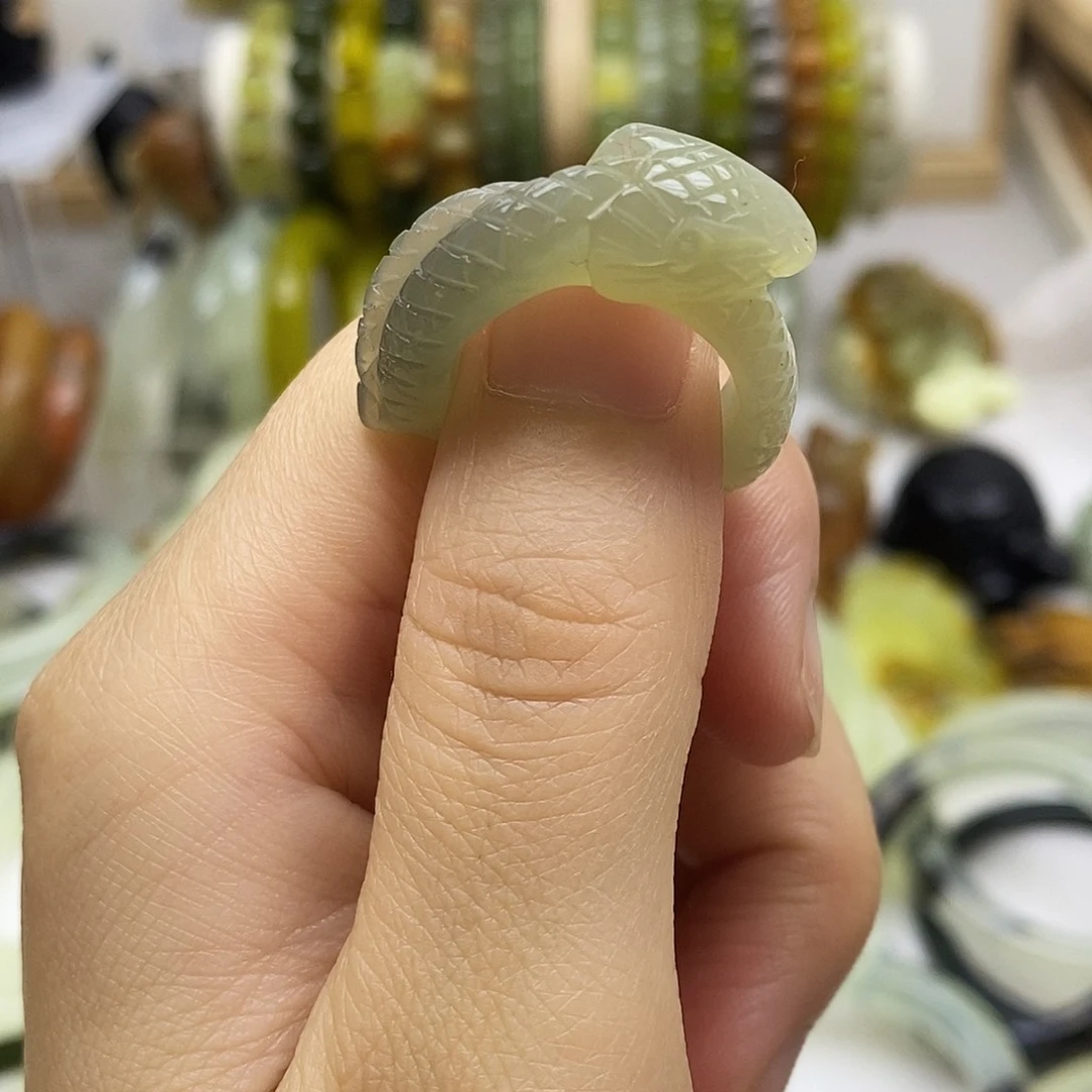 蛇纹石玉未镶嵌戒指
