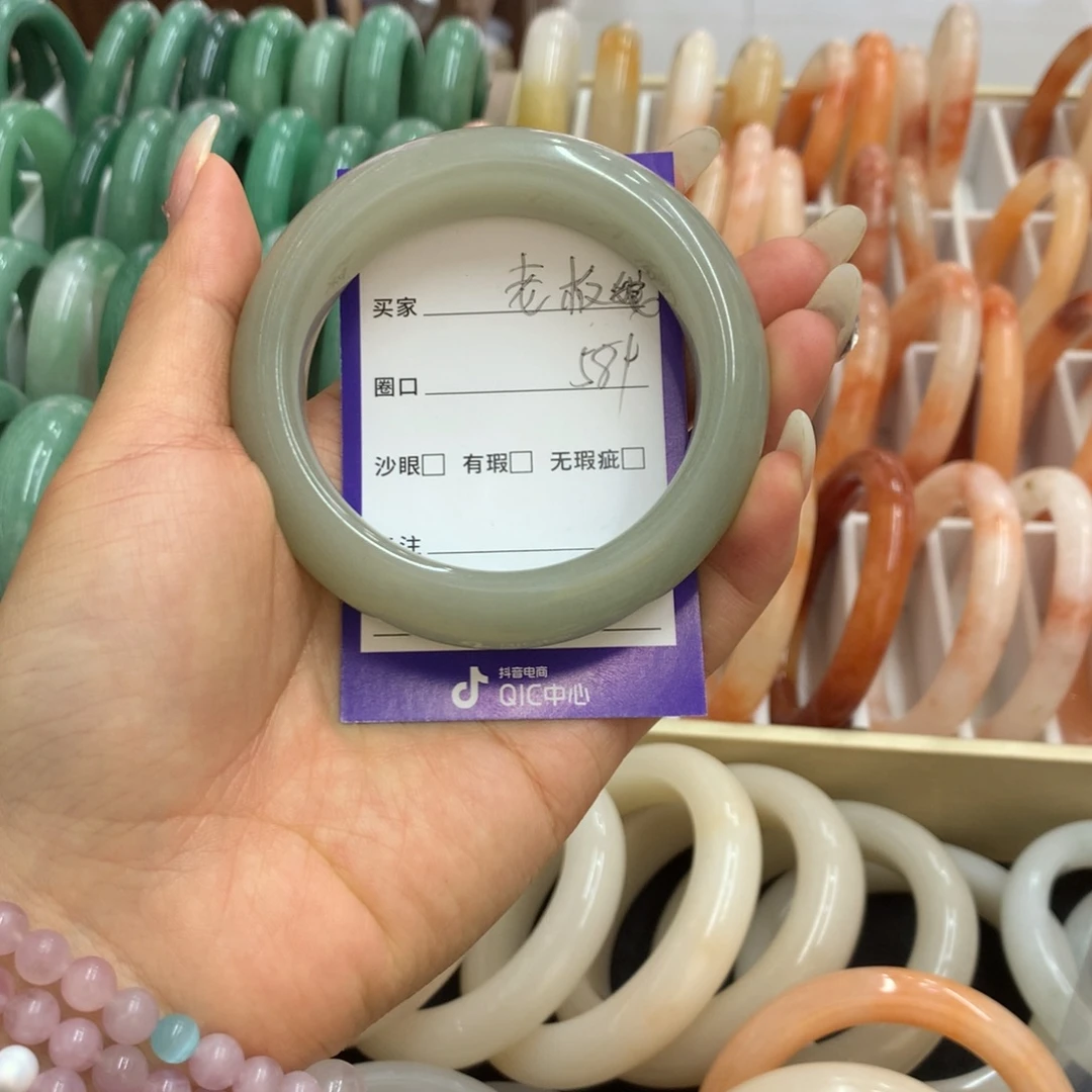 老***娘石英质玉未镶嵌手镯