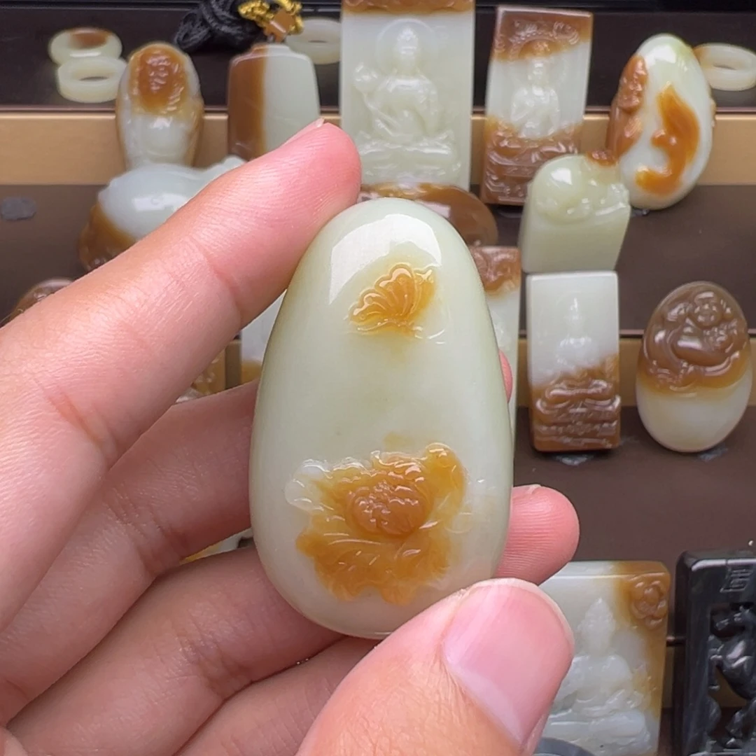 颈饰未镶嵌和田玉（糖玉）