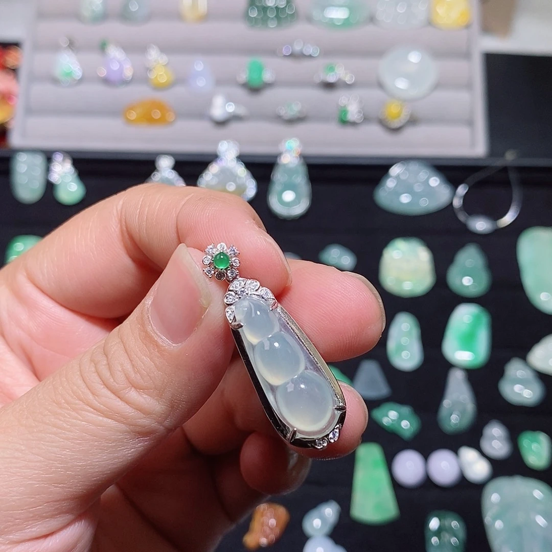 翡翠银S925镶嵌颈饰福豆