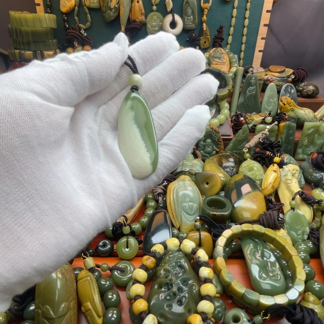 岫岩老玉（透闪石质玉）未镶嵌颈饰