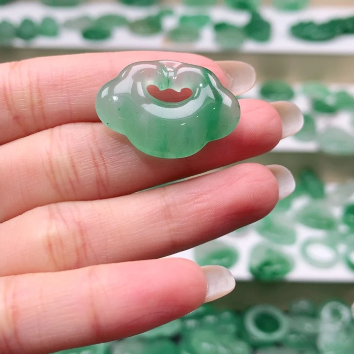 颈饰未镶嵌石英质玉