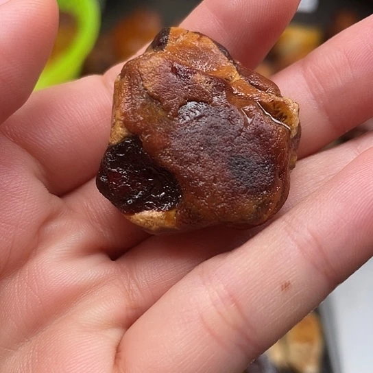 定制琥珀红糖沁色原石