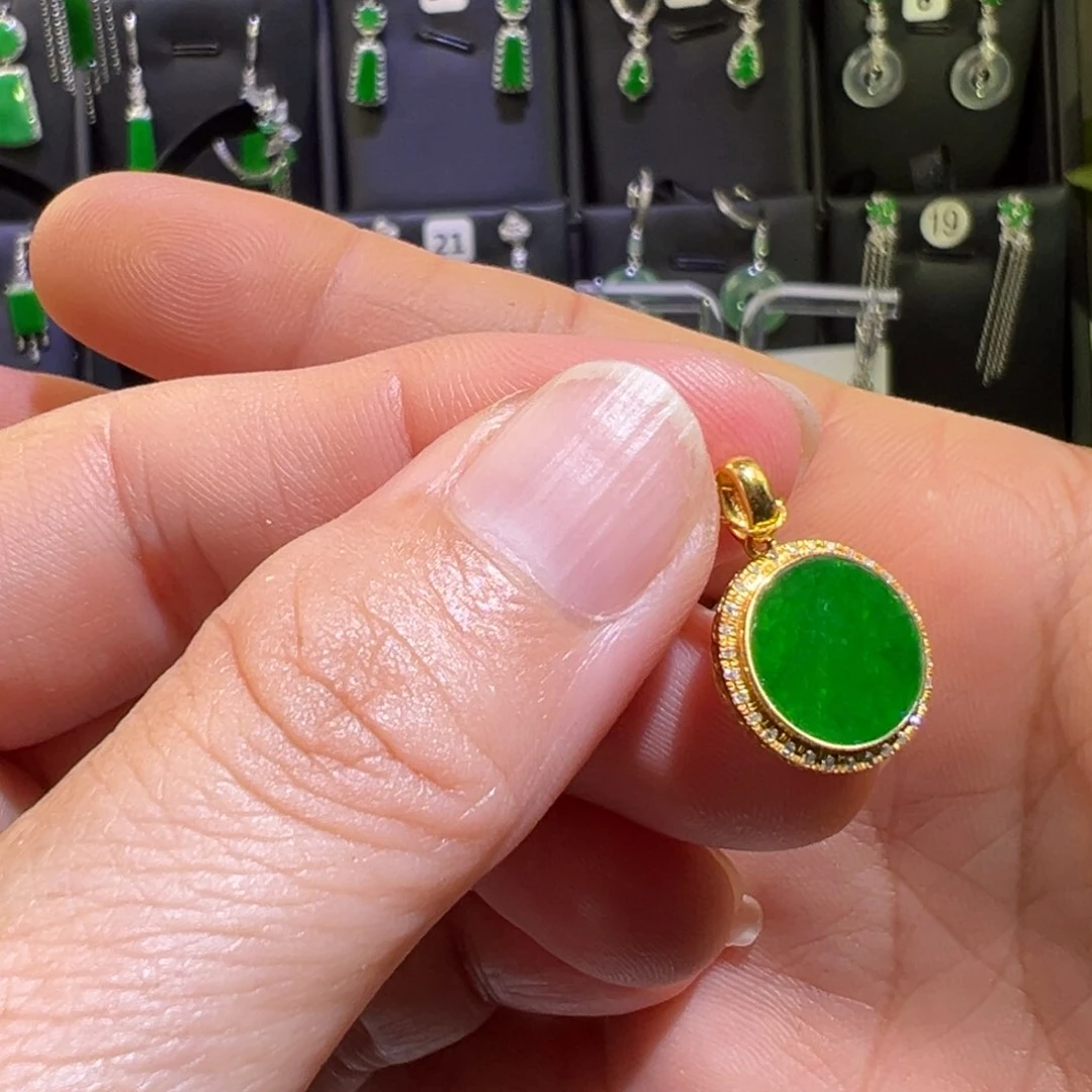 翡翠18K金镶嵌颈饰吊坠