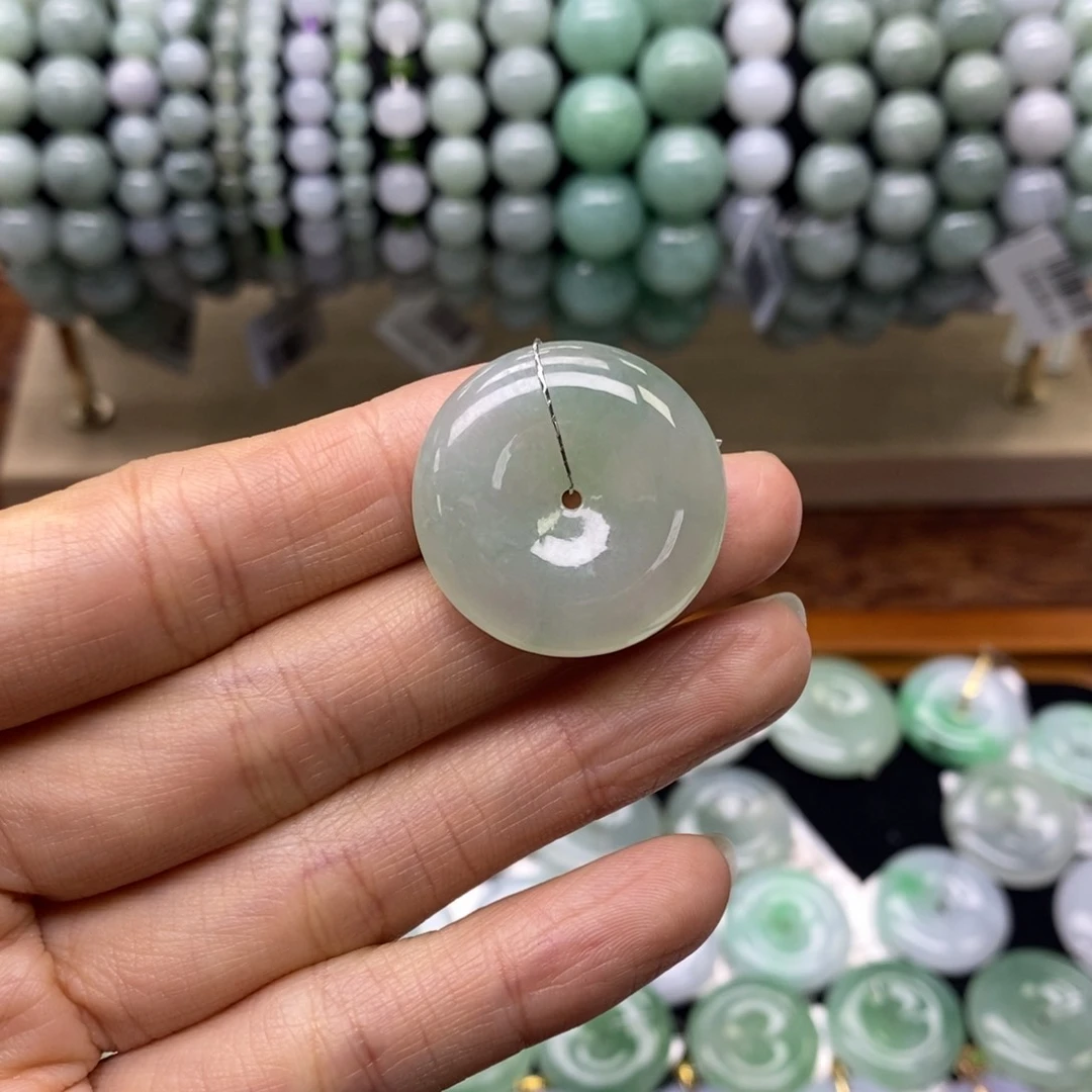 翡翠颈饰未镶嵌平安扣