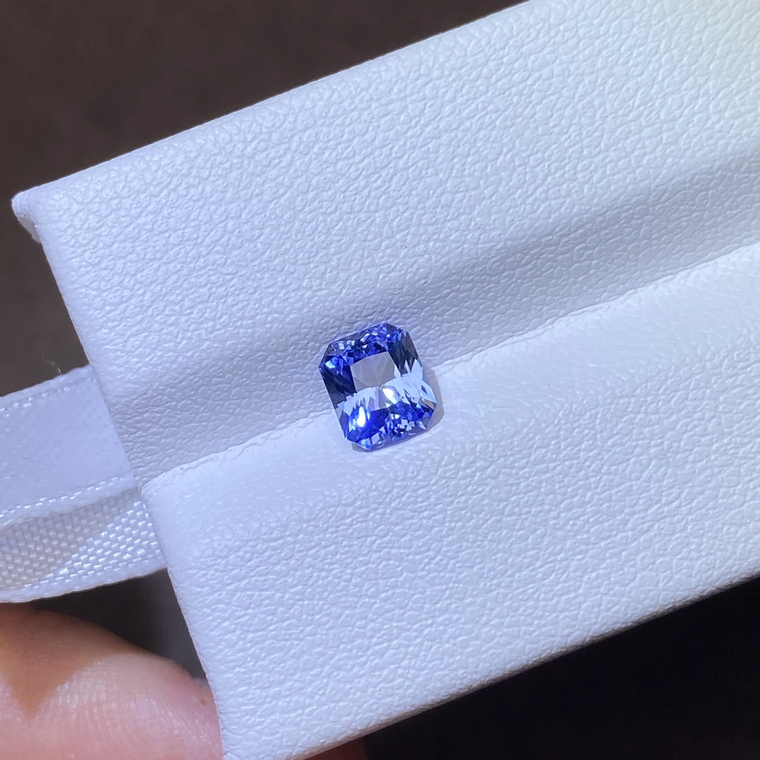25B079 有烧蓝色蓝宝石 1.08克拉