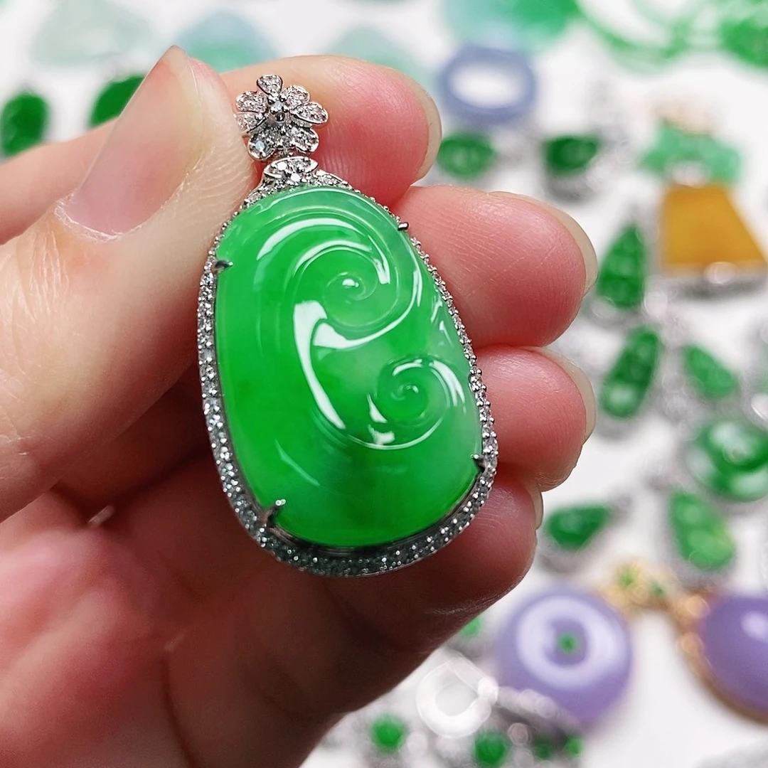 翡翠颈饰18K金镶嵌如意吊坠