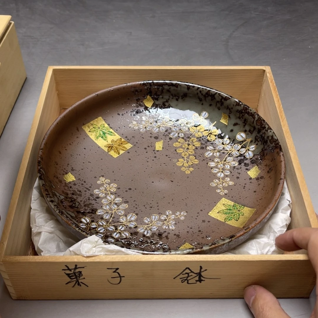 瓷片C****8密密麻麻地排列着一个